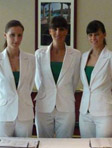 Nyári formaruha: Fehér nadrág kosztüm